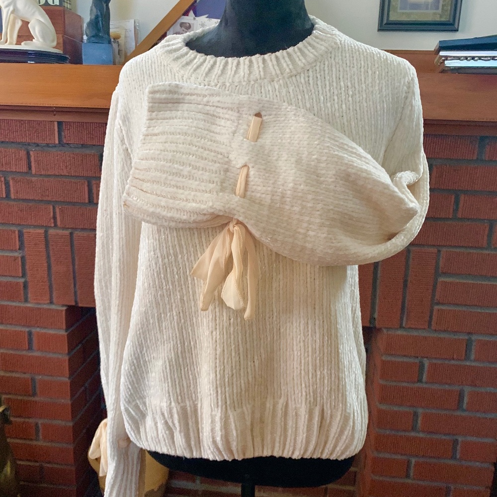 "Cupio" ivory sweater, bell and ribbon cuffs, XL